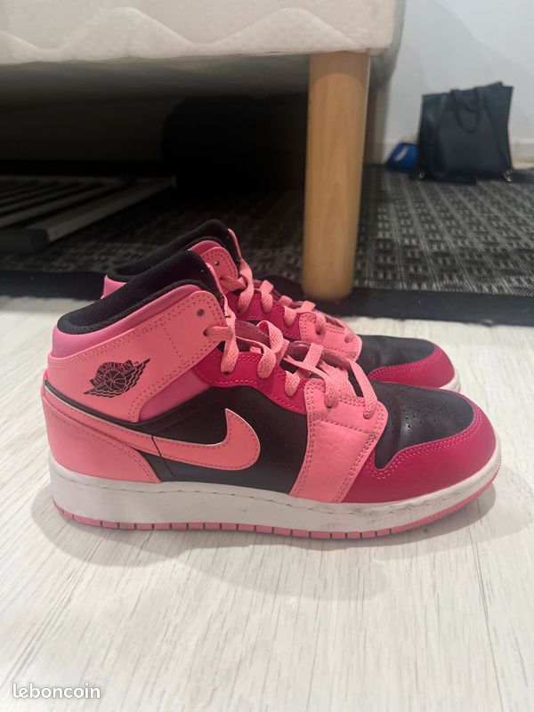 Air Jordan 1 Mid Coral Chalk Pink (image 1)