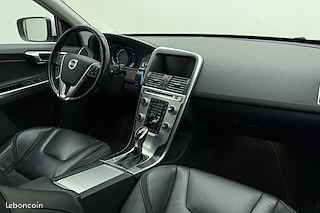 Volvo XC60 2.0 T5 245ch OCEAN RACE - TOIT PANORAMIQUE CUIR SIÈGES ÉLECTRIQUES CHAUFFANTS PARE-BRI... (image 17)