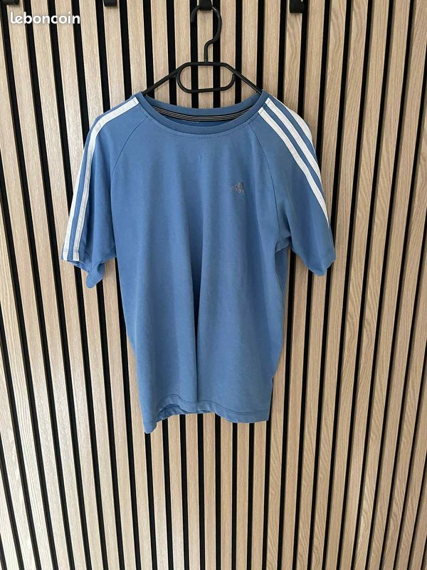 T-shirt Adidas vintage bleu a bande blanches taille M (image 2)