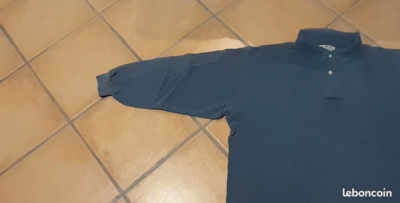 Polo manches longues bleu XL/XXL
Largeur épaules 54 cm
Largeur aisselles 66 cm
Longueur 70 cm
Ouverture deux boutons
100% coton
Sans bouloches en parfait état général (image 5)