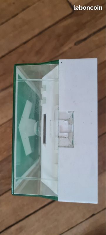 VENDU Indicateur sortie de secours 2 pièces BAES Pictogrammes universel Fixation murale Legrand Réf 625 25 Évacuation Issue NF Ampoules 45 lm 1h Performance Sati 230 V 50 / 60 Hz Panneaux lumineux (image 15)