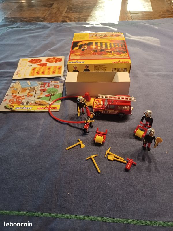 Lot Vintage Majorette - Pièces Détachées Et Accessoires Pour Bâtiments