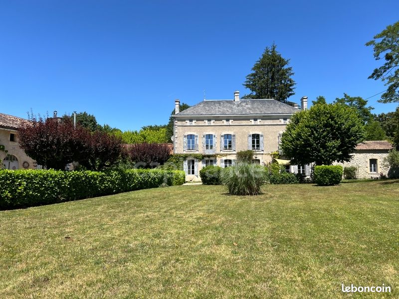 Maison 7 pièces 270 m² · à Montguyon · 270 m² · 538 000 €