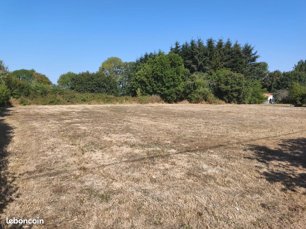 Terrain 1097 m² · à Pamproux · 1 097 m² · 28 500 €