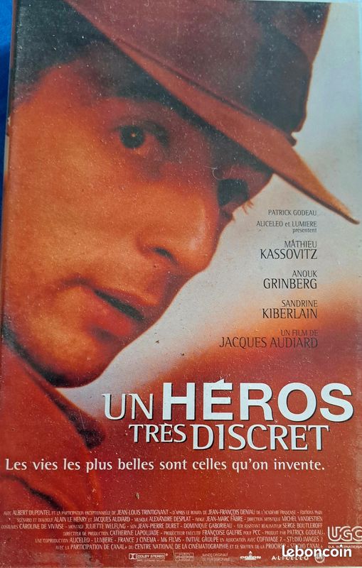 VHS Un héros Très Discret" – L’élégance du mensonge, la beauté du secret (image 1)