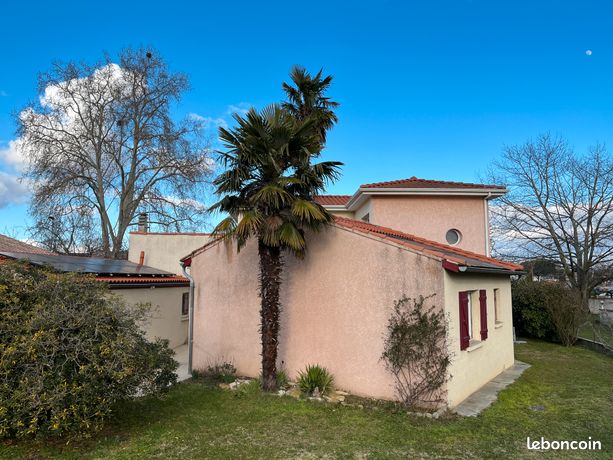 Maison Roques Village 135.5m2, 4CH, 2SDB. Grande Pièce à vivre en L de 60m2 Salon, SaM et cuisine. 690m2 terrain