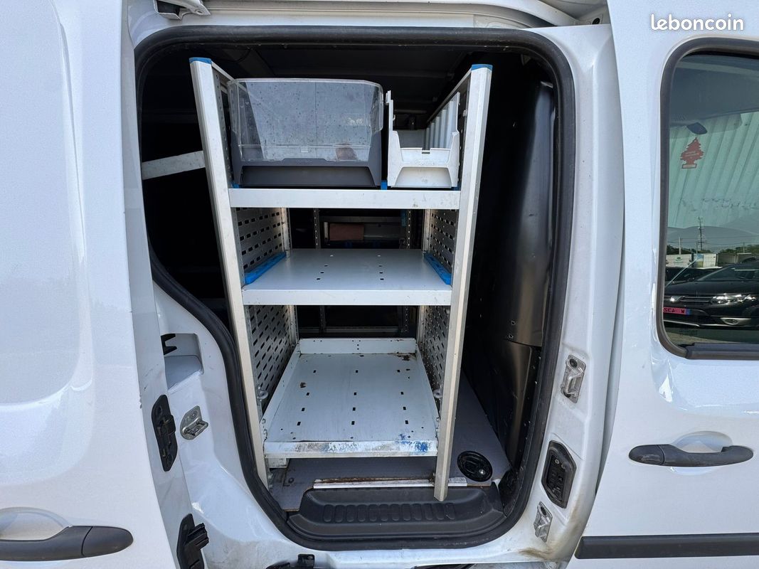 đ RENAULT Kangoo Maxi 1.5 dCi 95ch Grand Volume Grand Confort â 1Ăšre main â Distribution rĂ©cente â Galerie + Attelage + AmĂ©nagement alu â TVA rĂ©cupĂ©rable (image 4)