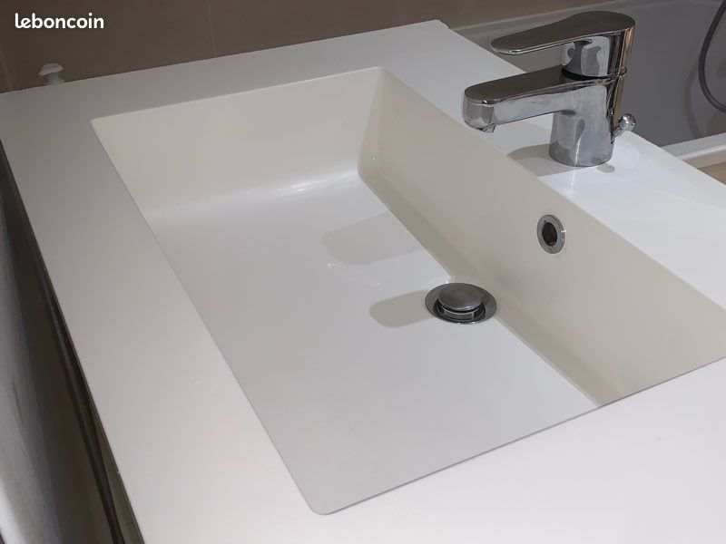 Ensemble de salle de bain avec miroir, vasque, robinet, éclairage intégré et espace de rangement (image 14)