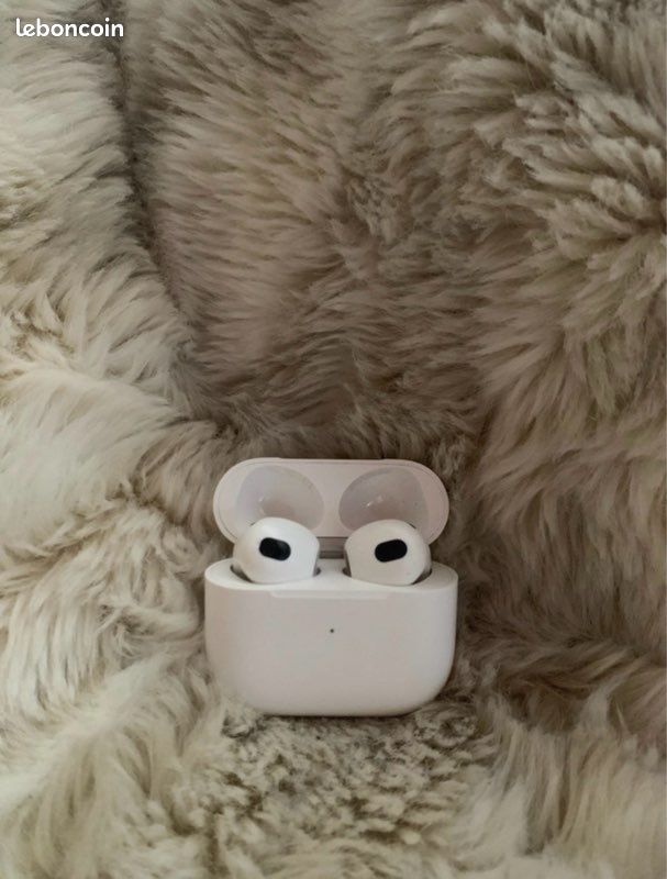AirPods 3 – Bon état avec protection noire pailletée (image 4)