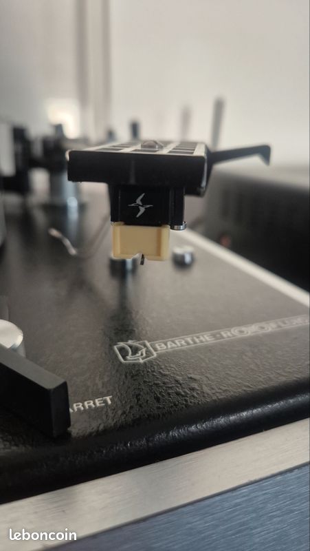 Logo Emblème Plastique Blanc Pour Amplificateur Radio Barthe – Pièce D'origine