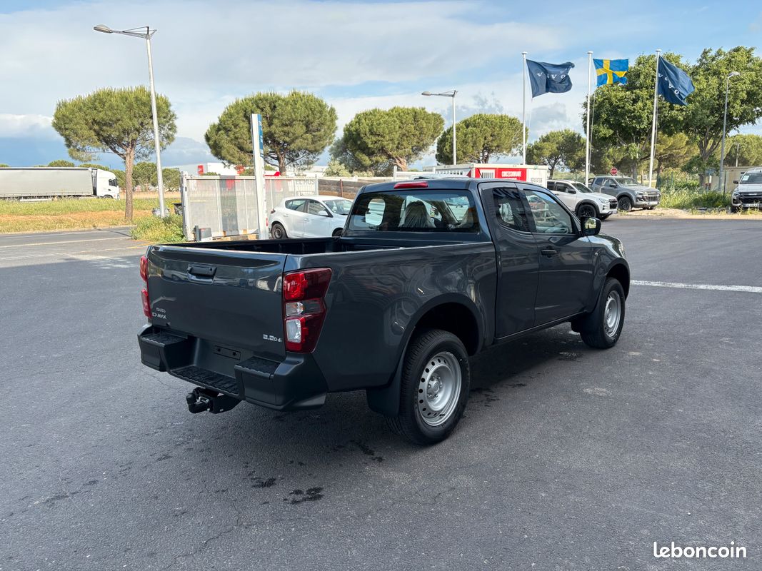 NEW ISUZU D-MAX B-STRONG SPACE 2.2L M/T 6 Rapports (image 4)