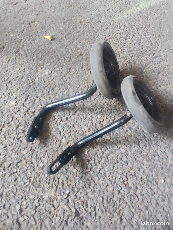 Paire de roulettes stabilisatrices pour vélo enfant provenant de décathlon.
Compatibles avec la plupart des petits vélos (image 2)