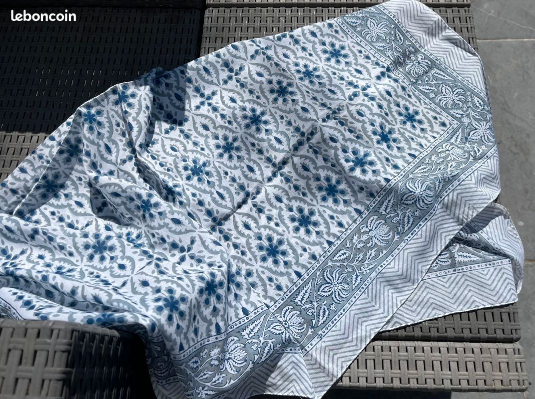 Foulard carré coton indien block print, grand bandana indien, fond blanc et motifs bleu et gris (image 5)