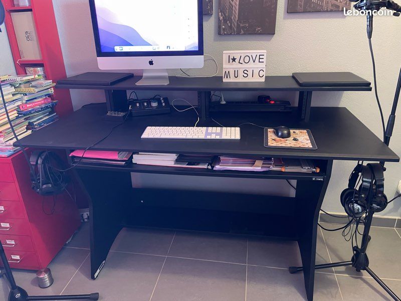 Bureau de gamer ou enregistrement noir (image 7)