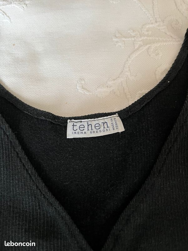 T- shirt noir très féminin TEHEN encolure et bas asymétriques (image 7)