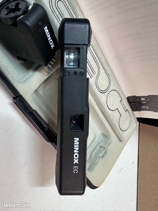 Appareil photo espion miniature MINOX avec son étui et sa chaînet