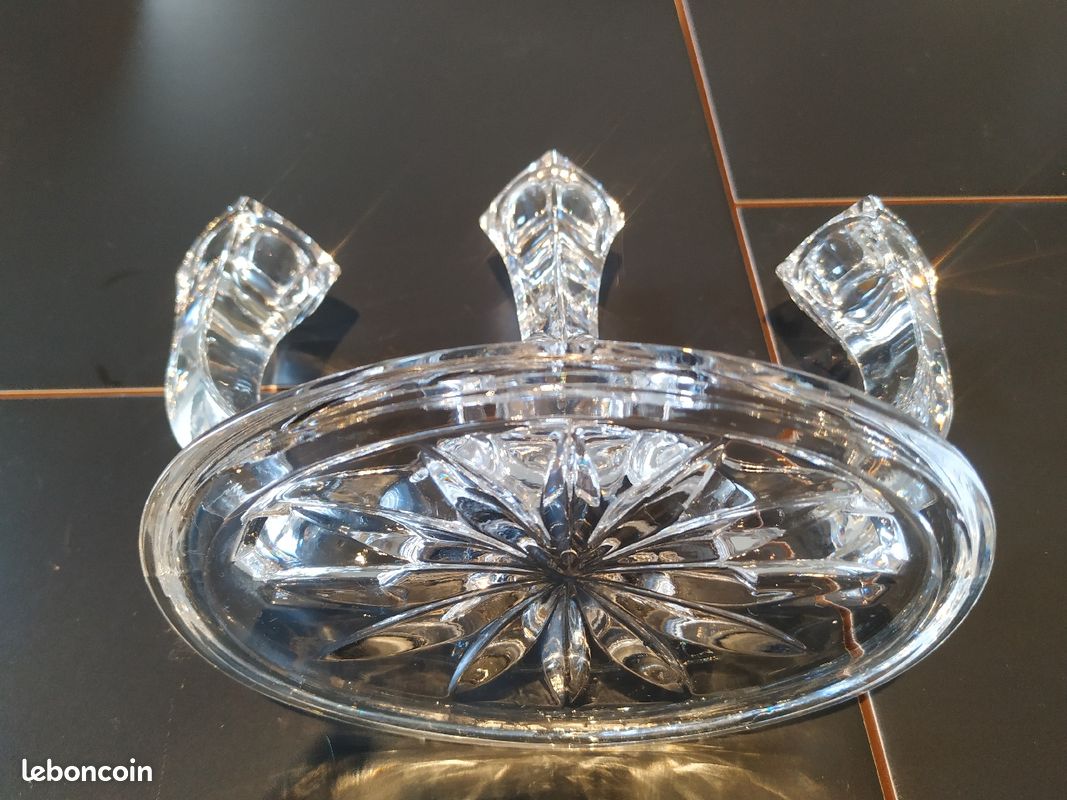 Bougeoir en cristal vintage. A 3 branches en forme de volutes. Base étoilée. Long. 21 cm. TB état (image 10)