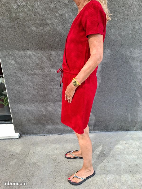 Robe Rouge Rubis Taille 34 Neuve Effet texturé Col