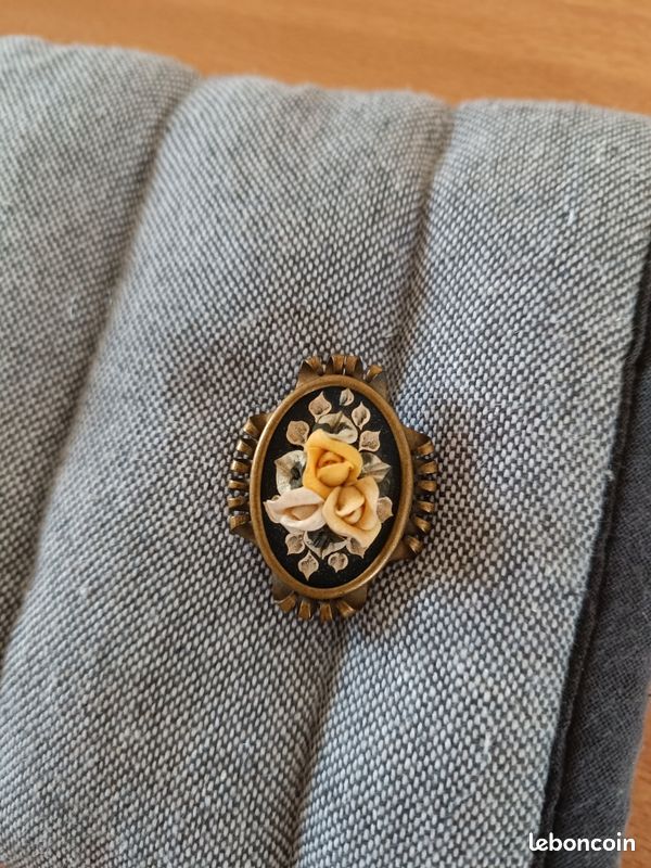 Broche Ancienne Vintage Camée Fleur - Relief Noir Sur Fond Or - Très Bon état - Modèle 3512