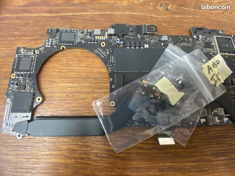 Carte Mère MacBook Pro A1990 Avec Touch ID - Pour Pièces, Ne Fonctionne Pas