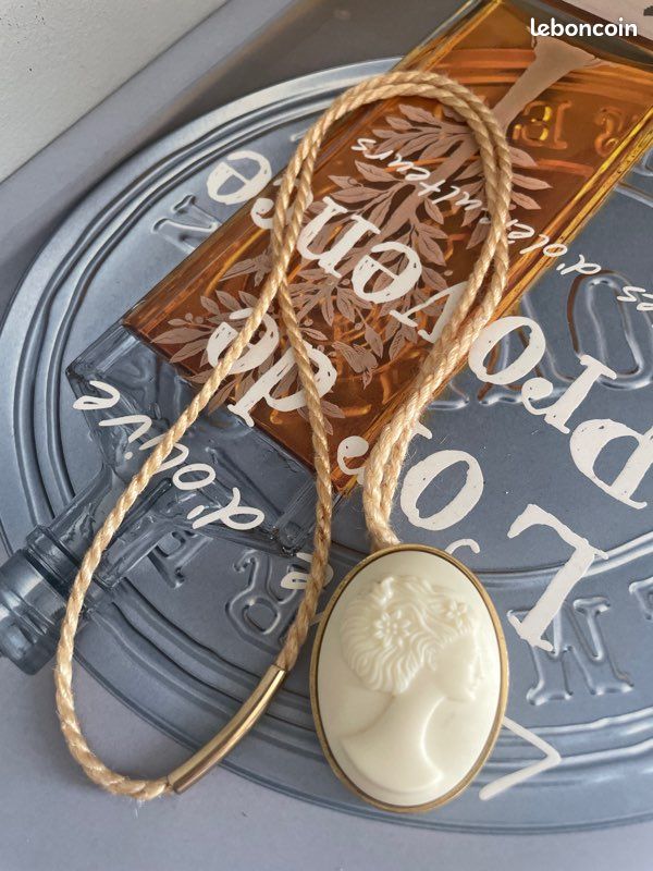 Une broche camée - dans un écrin - Camée/coquillage, argent