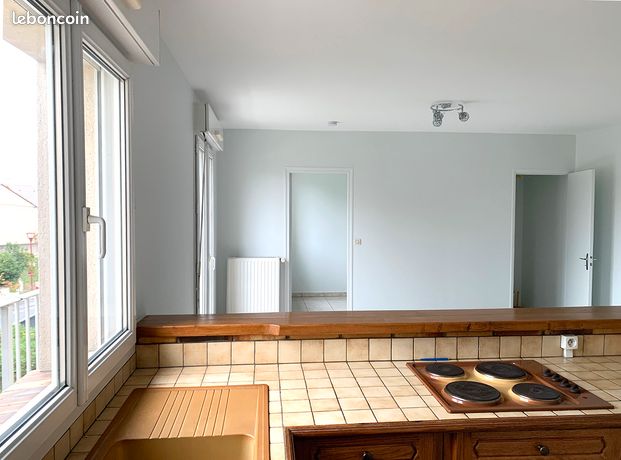 Beau F2 de 36 m2 entièrement repeint + balcon parking et box