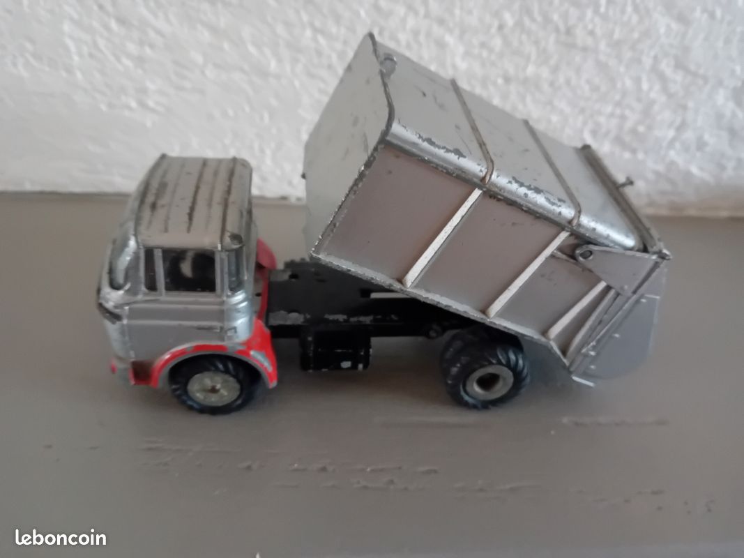 Lot De 2 Camions Miniatures Shell Et BP - Pub, Environ 10 Cm, Tôle Et Plastique, Fabrication Française