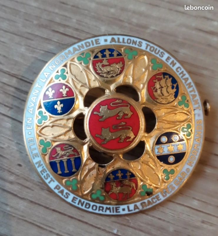 Broche Ancienne Normande Signée Fradec 1920 - Couple De Normands - Email Sur Laiton Doré