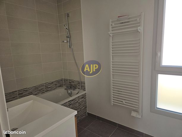 https://img.leboncoin.fr/api/v1/lbcpb1/images/1e/2f/7d/1e2f7d5fc1b6a86cc7dd912cdfa19767eab8888a.jpg?rule=ad-image