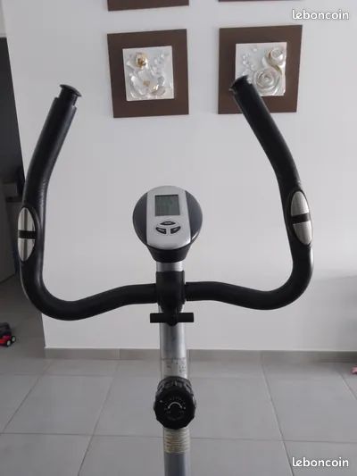 Vélo d'appartement complet avec écran et réglages - Très bon état (image 12)