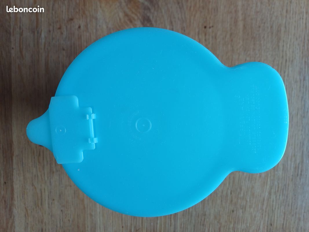 Pichet émaillé ancien bleu avec bec verseur