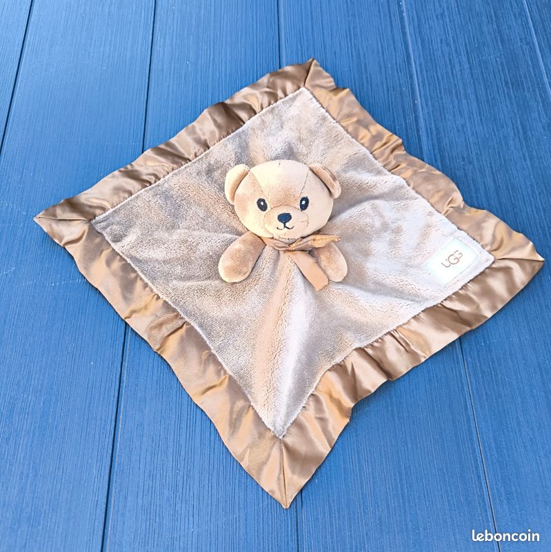 Doudou ours marron carré UGG
Couverture blanche étoile de mer, algues, fleurs (image 1)
