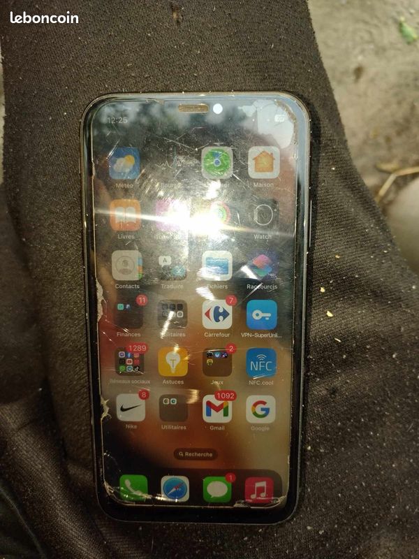 IPhone XR noir 64 giga (image 1)