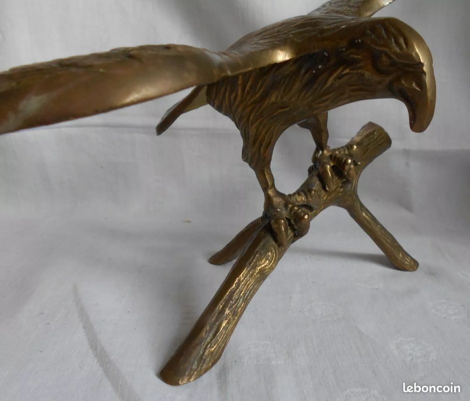 Broche Militaire Ancienne – Laiton Repoussé, Oiseau Aigle Rapace Peint, Vintage
