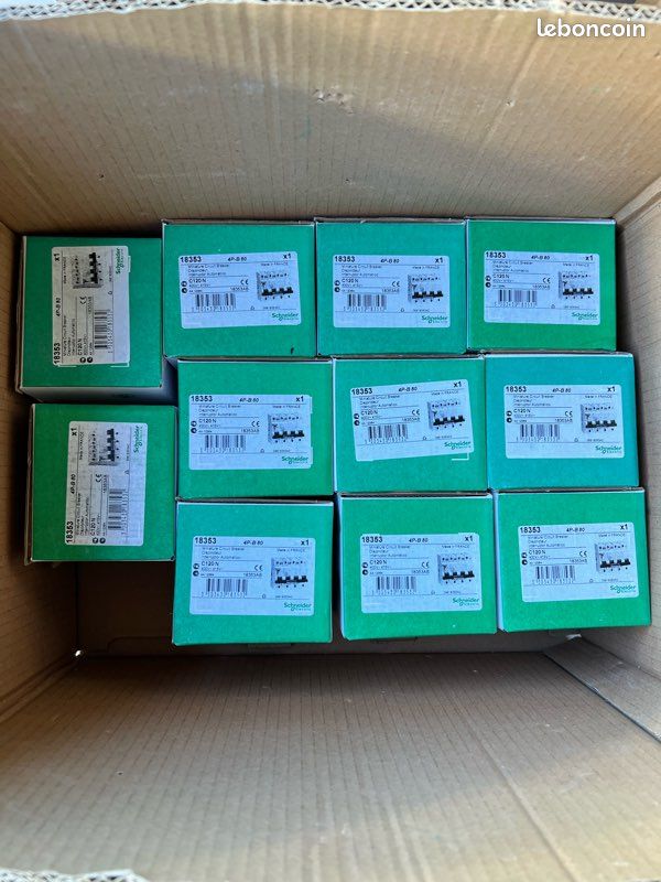 Lot de 3 Disjoncteurs 230v 10A schneider DT40 A9N21024