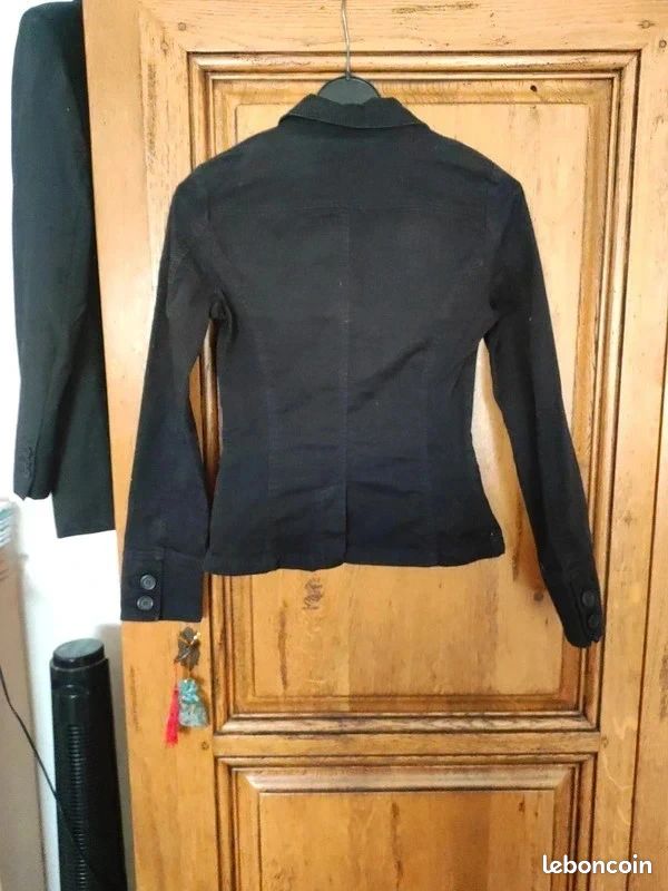 Veste Cintrée Noire Luxueuse HIGH USE - Taille 36 (FR 40) - Comme Neuve (occasion) - Style Classique Avec Détails Volants