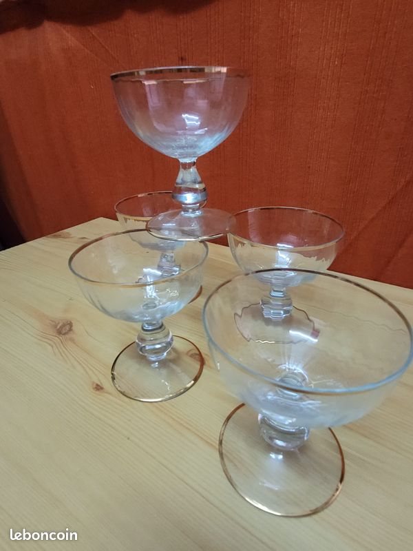 Lot de 5 Verres à Pied avec Bordures Doré (image 1)