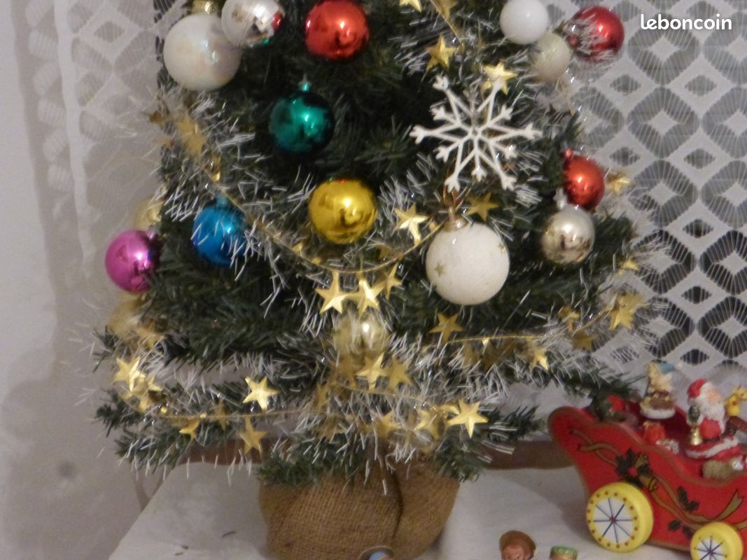 Petit arbre de Noël avec ses décorations (image 4)