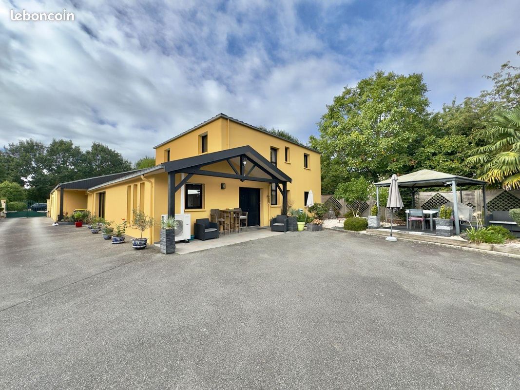 Maison 8 pièces 365 m² · à Saint-Armel · 365 m² · 690 000 €
