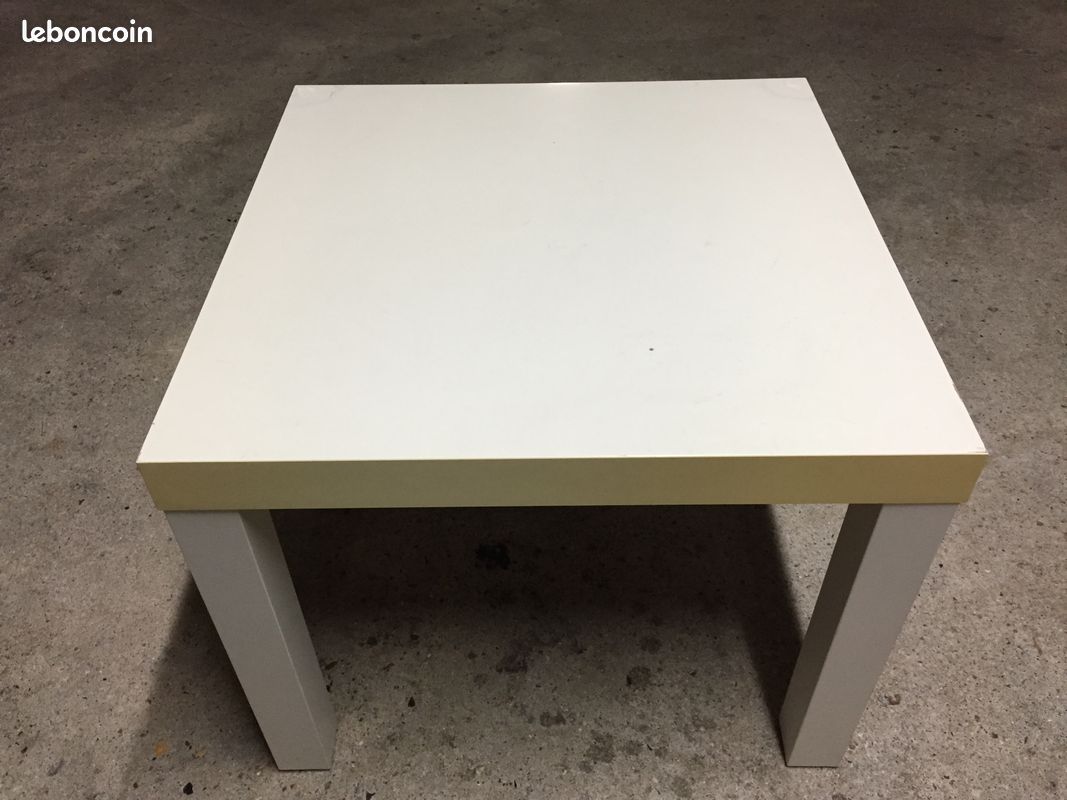 Table carrée en plastique blanc (image 1)