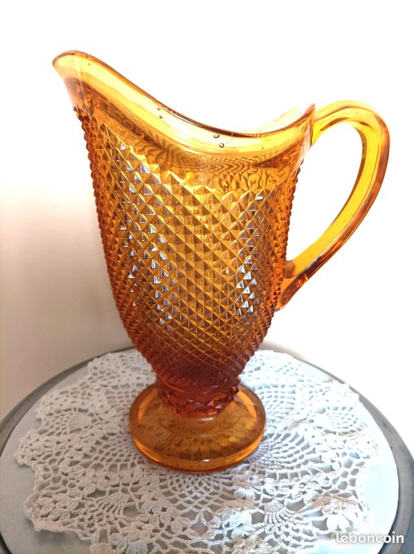 Pichet Vista Alegre Bicos ambré en verre ciselé vintage (image 1)