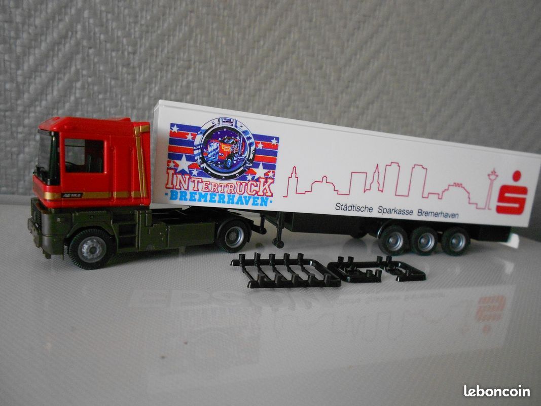 2 modèles de camions à l'échelle HO - semi-remorque