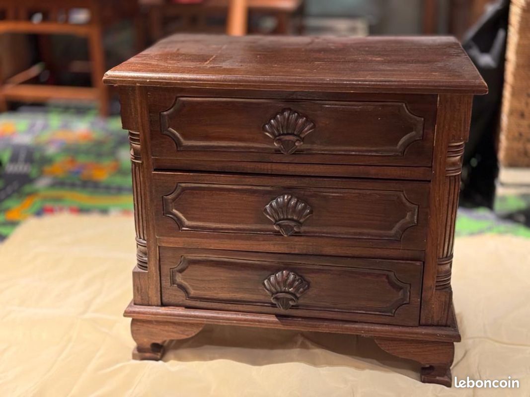 Commode en bois. 3 tiroirs, 65 *45*60 (image 1)