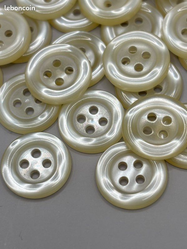 Lot De 20 Boutons Vintage Beige Lisse à Pied - Diamètre 1,8 Cm Réf 108 - Occasion - Origine France