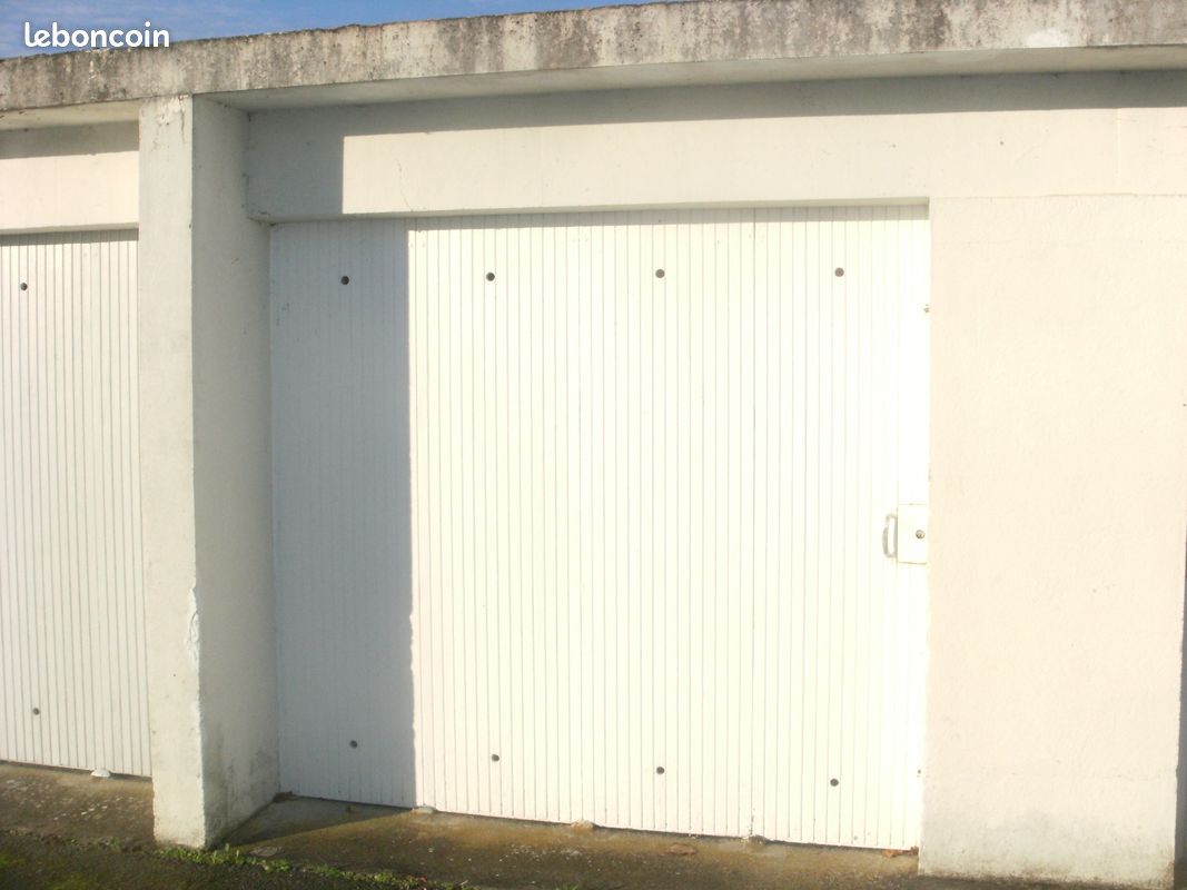 Garage box parking · à Chinon · 65 €/mois