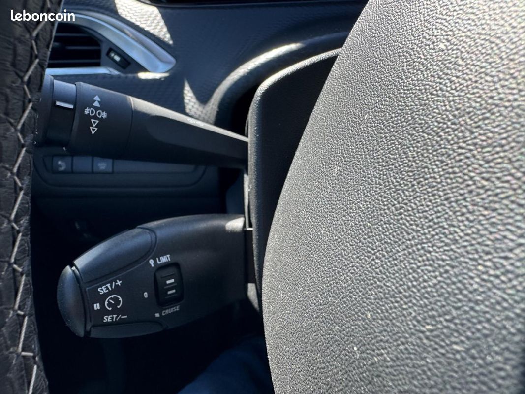 Peugeot 208 1.6 BlueHDi 75ch Allure Business S&S 5p (image 18)