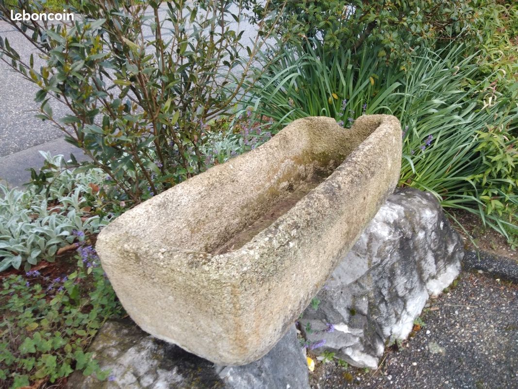 Bassin en pierre (image 1)