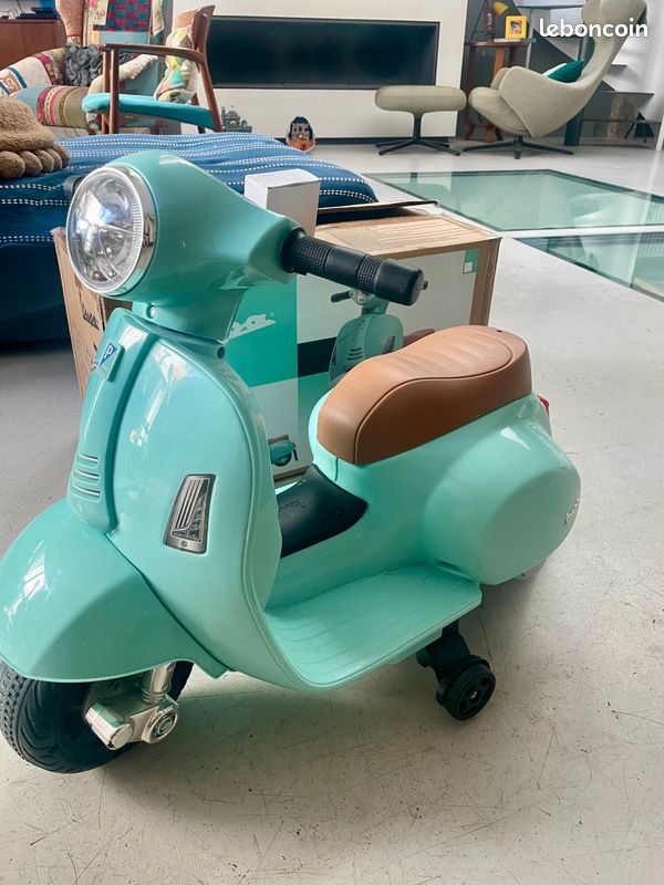 Petit scooter Vespa électrique (image 2)