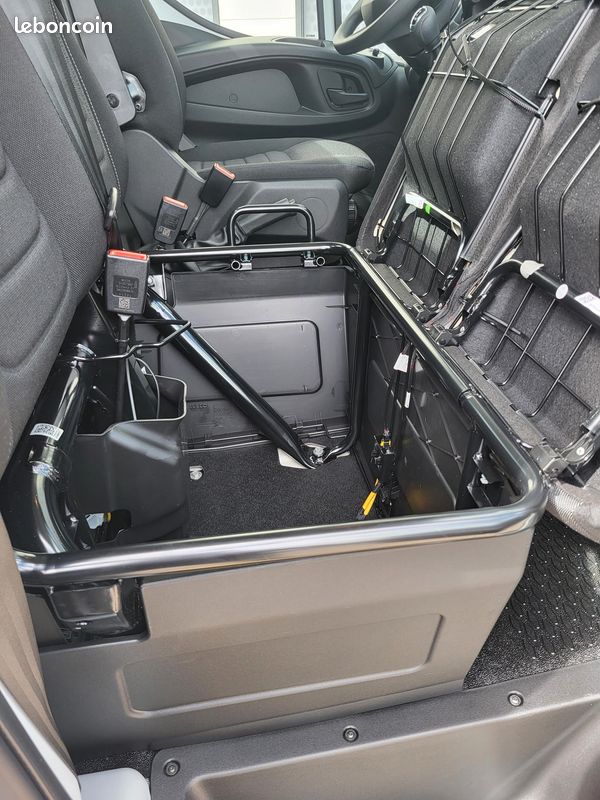 IVECO DAILY 35C18 H3.0 BVM6 PACK COMFORT + PACK CONSTRUCTION SIMPLE CABINE BENNE et COFFRE 03 PLACES comme NEUF avec CAMÉRA + MOTEUR 3 LITRES + SUSPENSION RENFORCÉE 13 LAMES ( Prix Vente 48 490 HT ) (image 10)