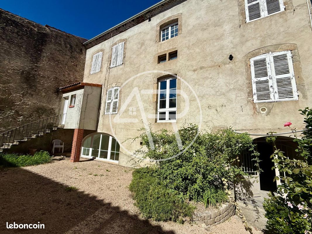 Maison 11 pièces 264 m² · à Brioude · 264 m² · 214 400 €